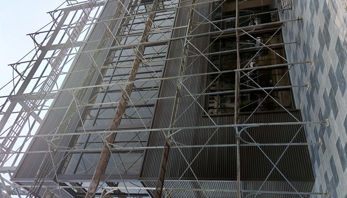 零六鷹架團隊進行高空作業安全檢查