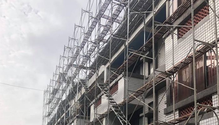 特殊結構的懸吊式鷹架設計與搭設